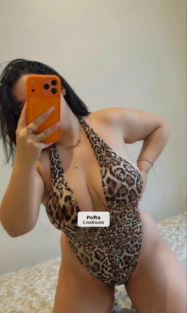 Roxy, curvy brunette - 1/5
