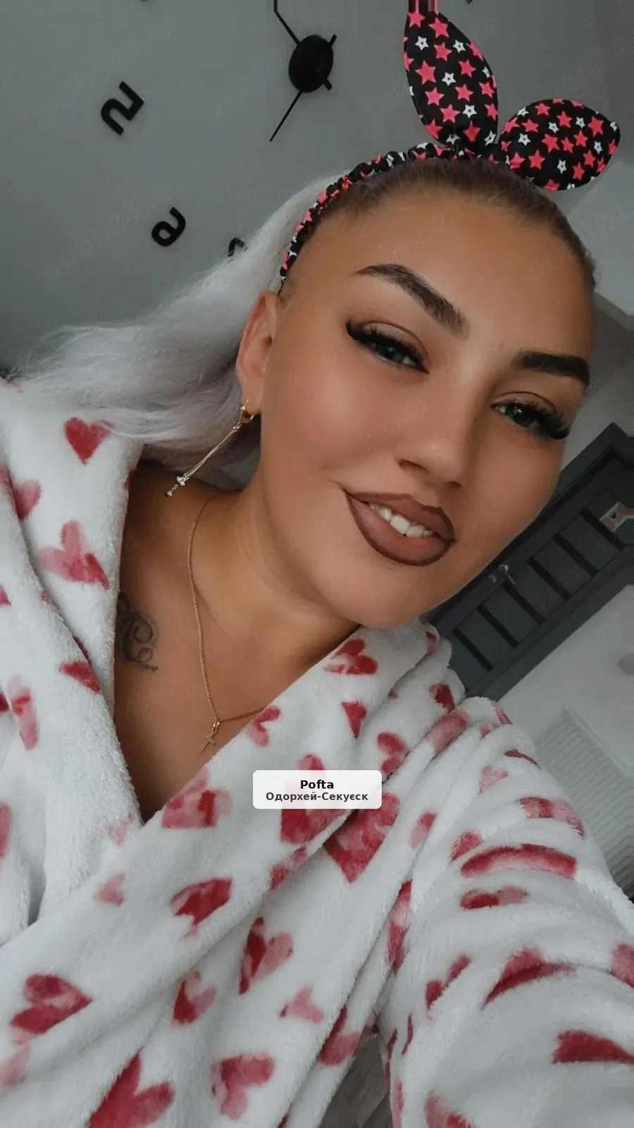 Unguroaică blondă doar pentru tine - 1/2