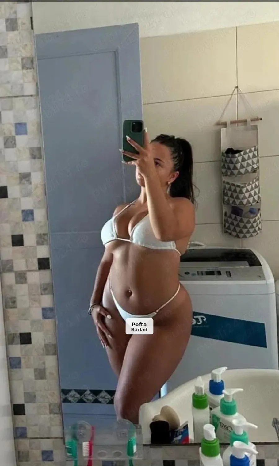 Marya, a sexy brunette with natural curves - 1/2
