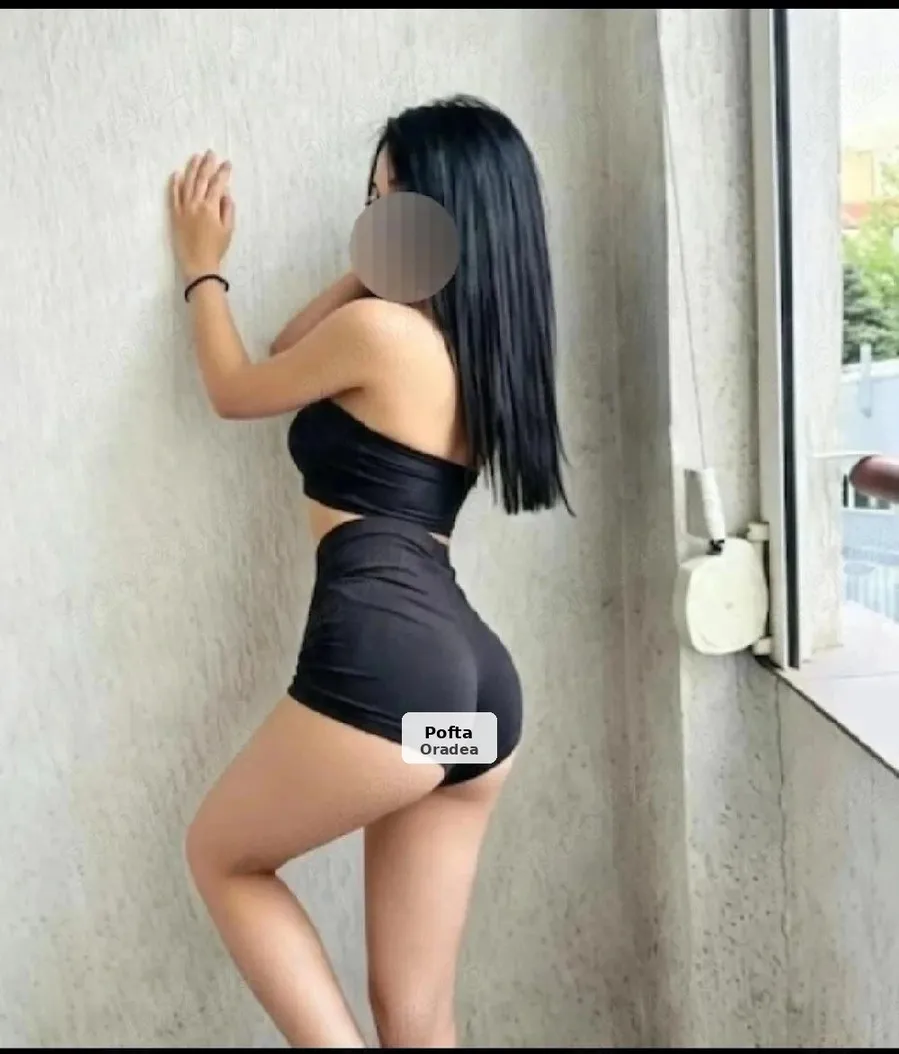 Brunetă pasională, locație discretă - 1/2