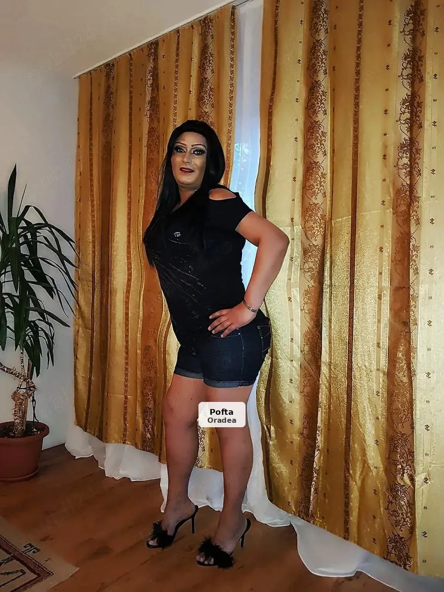 Curvy Transexual - 1/5