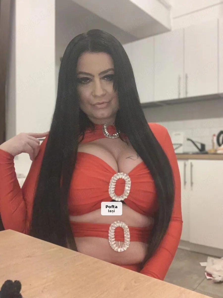 Brunetă apetisantă și manierată - 1/1