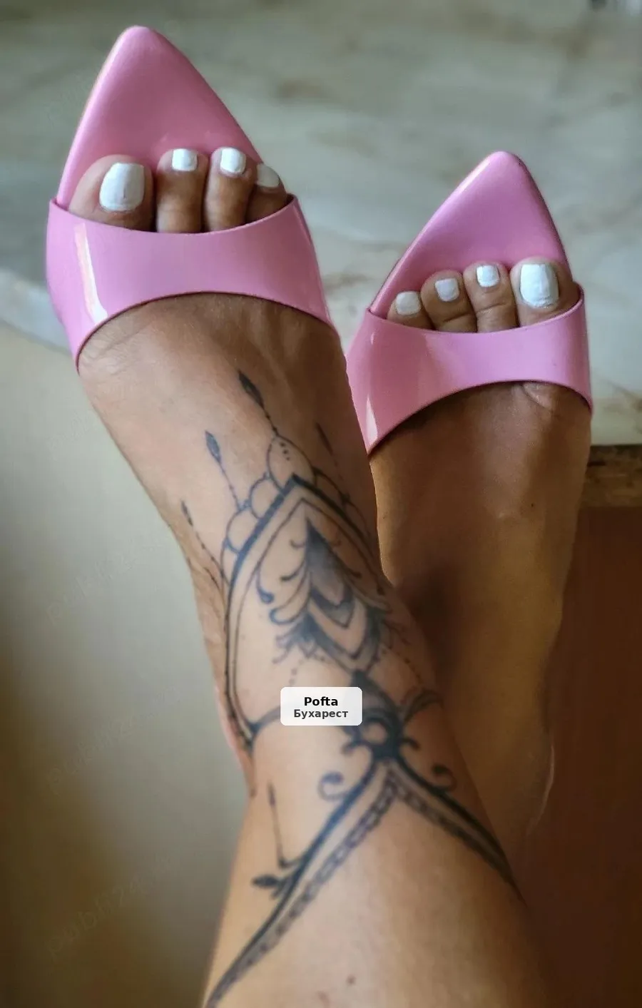 Elegant Mature Woman, Central Area - 1/2