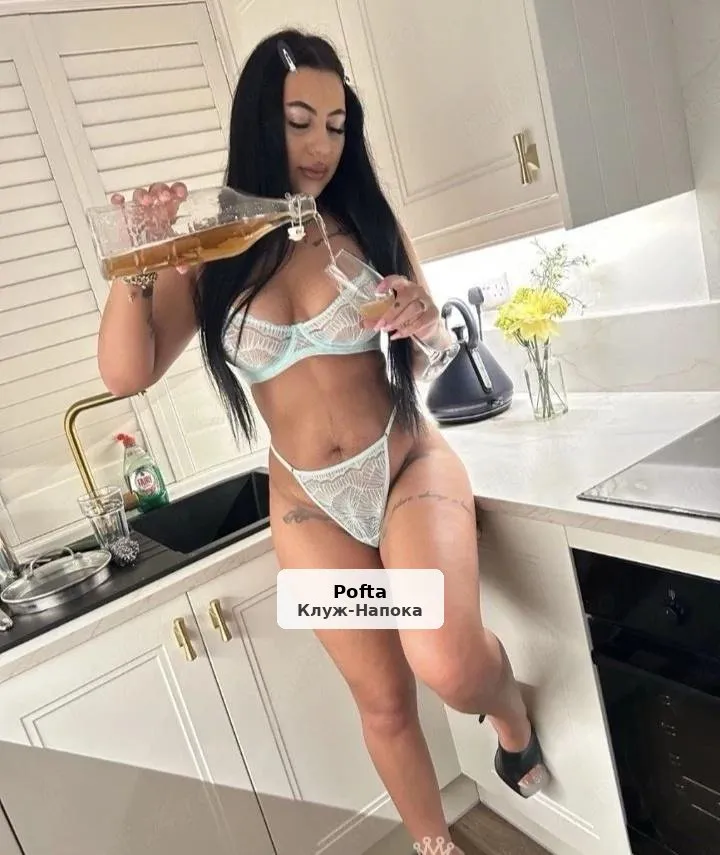 Alesia, mature and charming brunette - 1/3