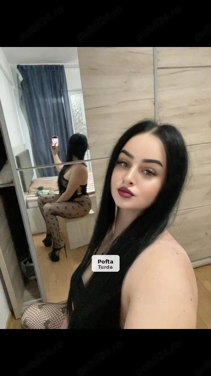 Elena, sensual and discreet brunette - 1/4