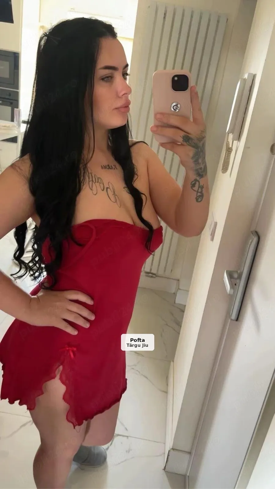 Brunetă sexy, forme apetisante - 1/3
