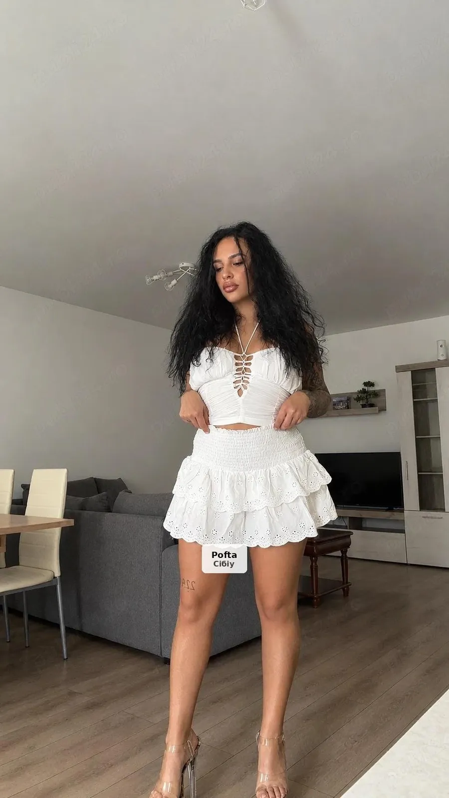 Brunetă discretă și rafinată - 1/1